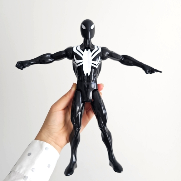 Hasbro Action Figure Spider-Man Tuta Nera E Oro 30 Cm - Titan Hero Series
